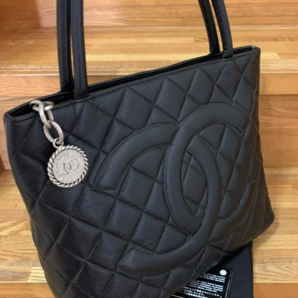 🎀🎀🎀BLACK CAVIAR MEDALLION LEATHER CHANEL TOTE BAG